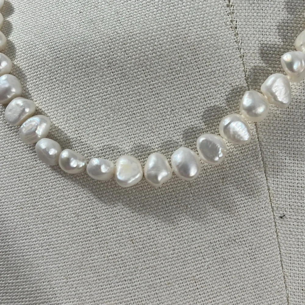 Elegant White Pearl Necklace - Picture 7 of 9